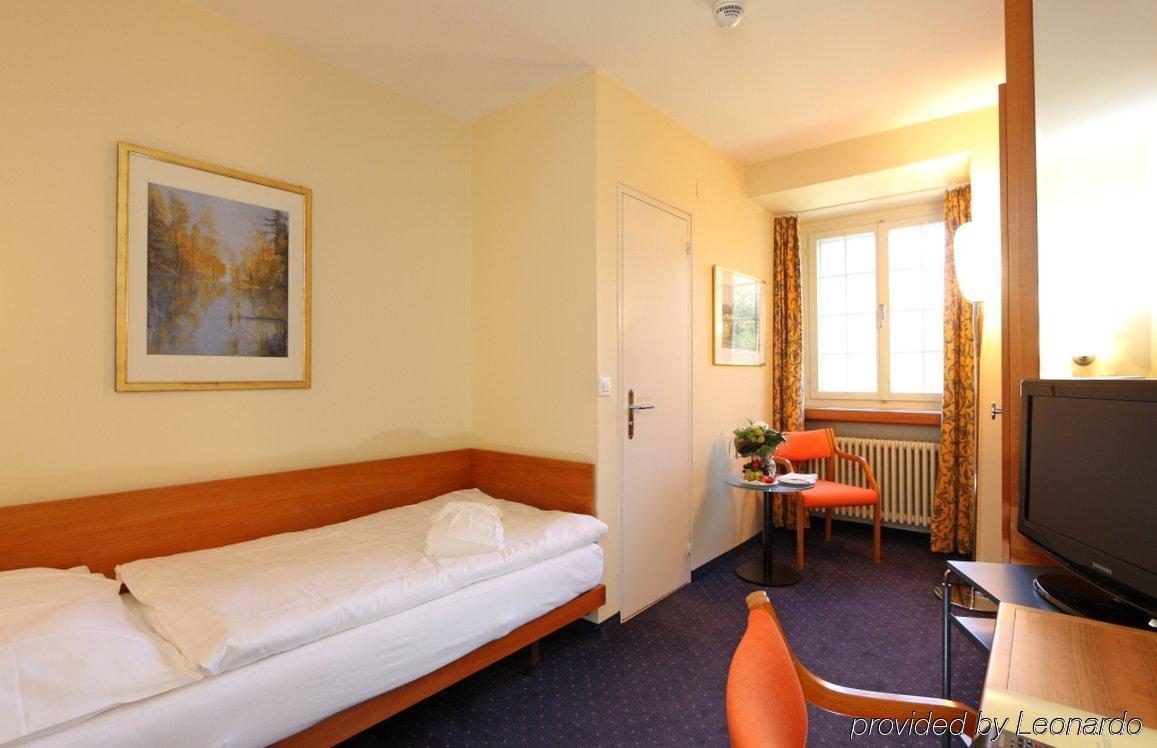 Hotel Schloss Huenigen Konolfingen Quarto foto