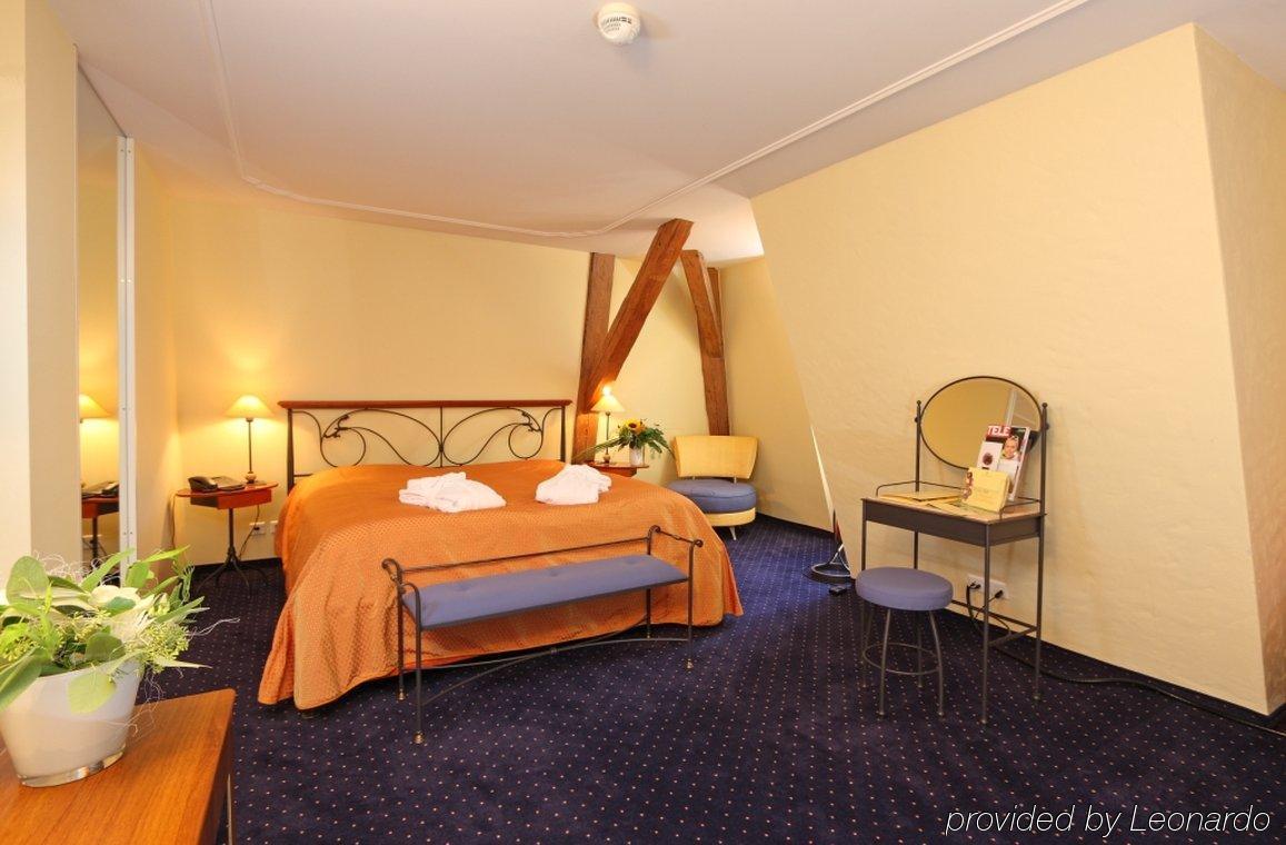 Hotel Schloss Huenigen Konolfingen Quarto foto